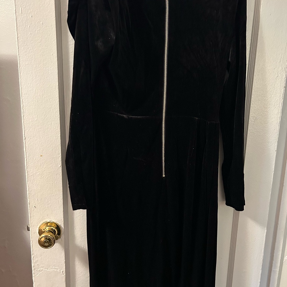 Chic Asymmetrical Velvet Dress in Black - Picture 5 of 7